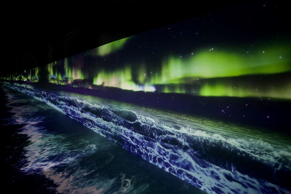 Căn phòng được bố trí một tấm gương phản chiếu và sử dụng hệ thống âm thanh đa chiều để tạo cảm giác chân thật nhất. (Ảnh: Tuấn Anh/Vietnam+)