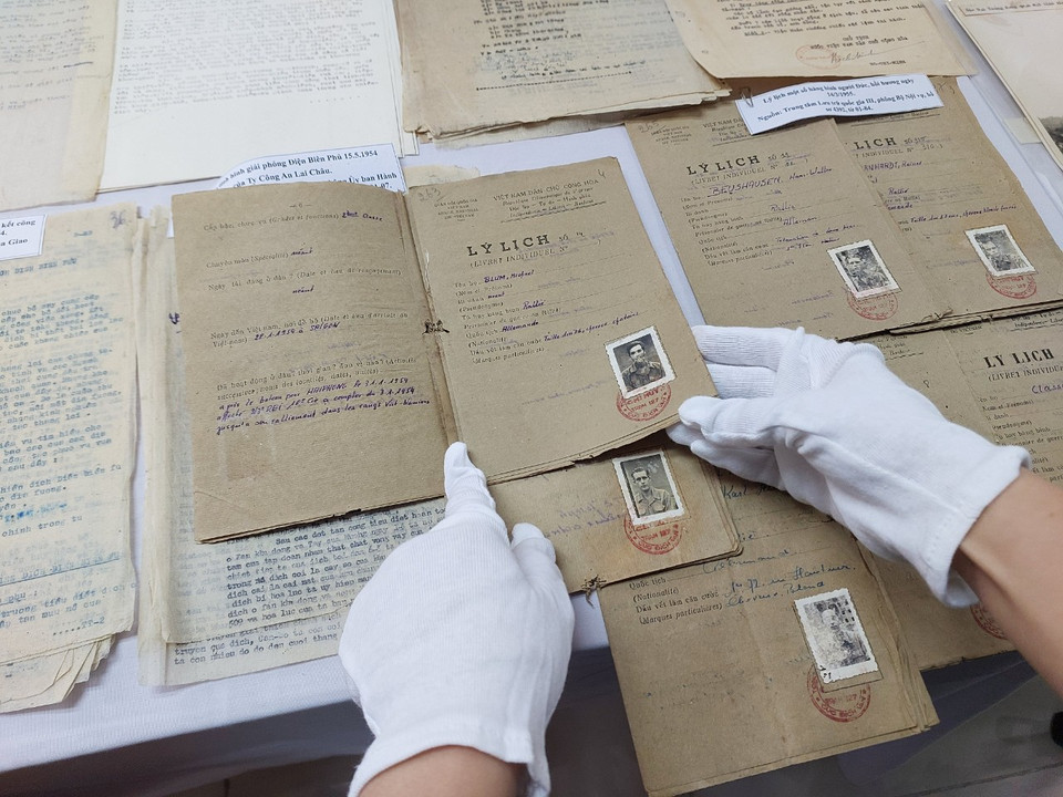 Lý lịch của các hàng binh Pháp, Đức... (Ảnh: Minh Thu/Vietnam+)