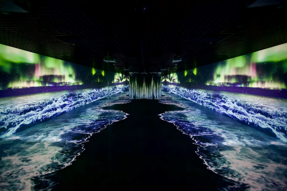 Đến với không gian "Bãi biển," khách tham quan sẽ được khám phá sự kết hợp độc đáo giữa hình ảnh sống động và âm thanh sóng biển êm đềm, tạo nên một trải nghiệm đầy ấn tượng và lôi cuốn. (Ảnh: Tuấn Anh/Vietnam+)