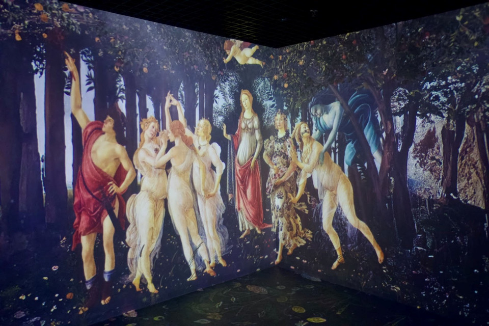 “Primavera” cũng là một trong những bức tranh xuất hiện tại căn phòng nghệ thuật được sử dụng công nghệ AI Motion và âm thanh đa chiều, với những bản nhạc du dương để tăng trải nghiệm của người xem. (Ảnh: Tuấn Anh/Vietnam+)