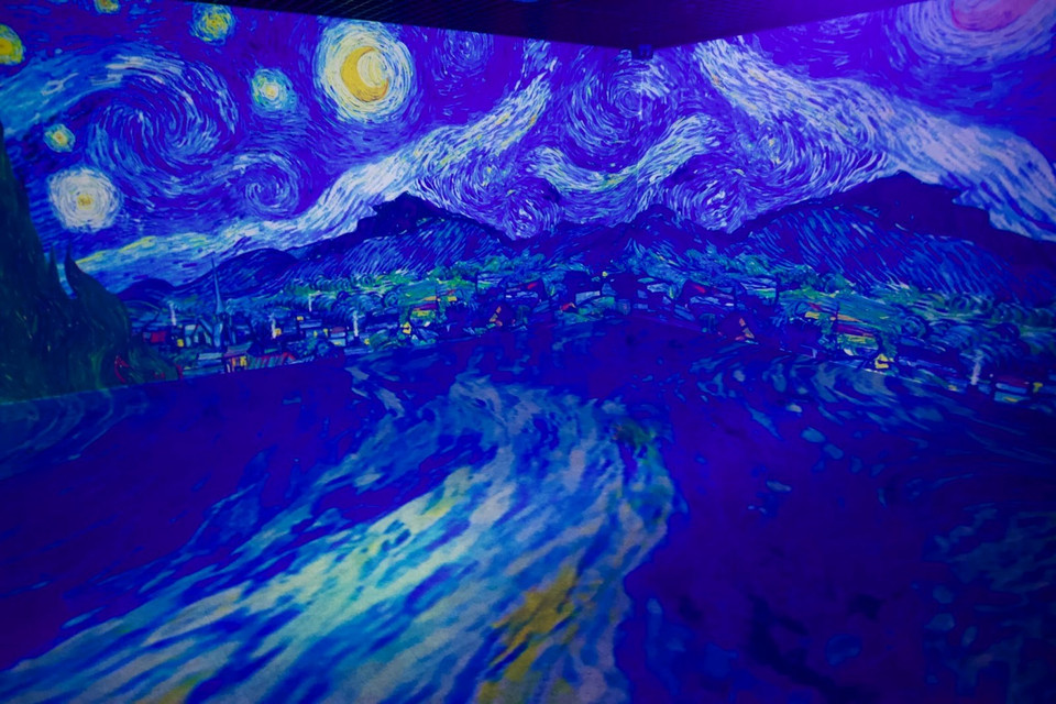 Điểm nhấn của triển lãm là tác phẩm "Starry Night" (Đêm đầy sao) của danh họa Hà Lan Vincent Van Gogh. Được vẽ vào tháng 6/1889, bức tranh miêu tả khung cảnh bên ngoài cửa sổ phòng bệnh của ông ở Saint-Rémy-de-Provence, miền Nam nước Pháp. (Ảnh: Tuấn Anh/Vietnam+)