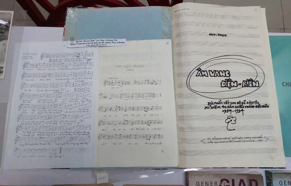 Bản nhạc các ca khúc về Chiến thắng Điện Biên Phủ. (Ảnh: Minh Thu/Vietnam+)
