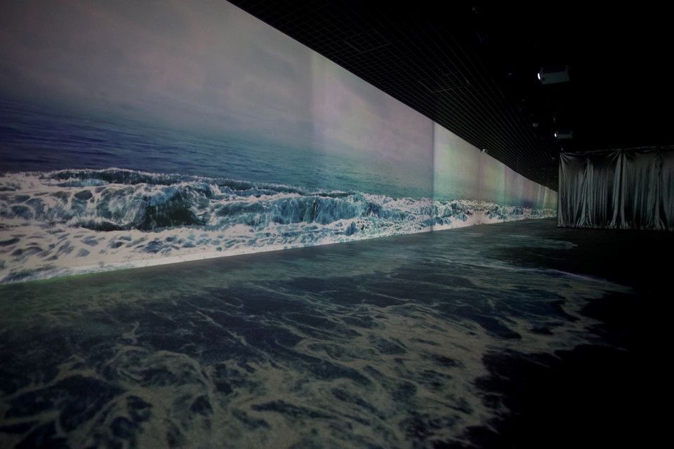 Cùng với âm thanh sóng vỗ rì rào là hình ảnh siêu thực đẹp đến ngỡ ngàng của biển cả. (Ảnh: Tuấn Anh/Vietnam+)