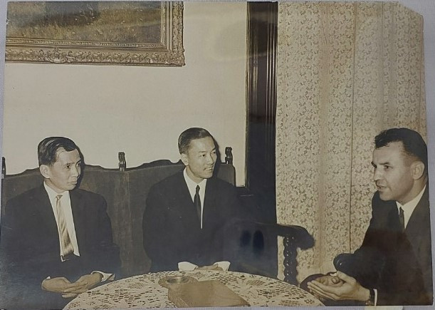 Đại tá, Đại sứ Hà Văn Lâu (giữa), Trưởng phái đoàn liên lạc bên cạnh Ủy ban quốc tế giám sát và kiểm soát việc thi hành Hiệp định Geneve, đón tiếp và làm việc với các đoàn nước ngoài giai đoạn 1954-1958.