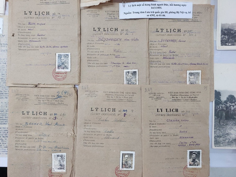 Lý lịch của các hàng binh người Đức. (Ảnh: Minh Thu/Vietnam+)