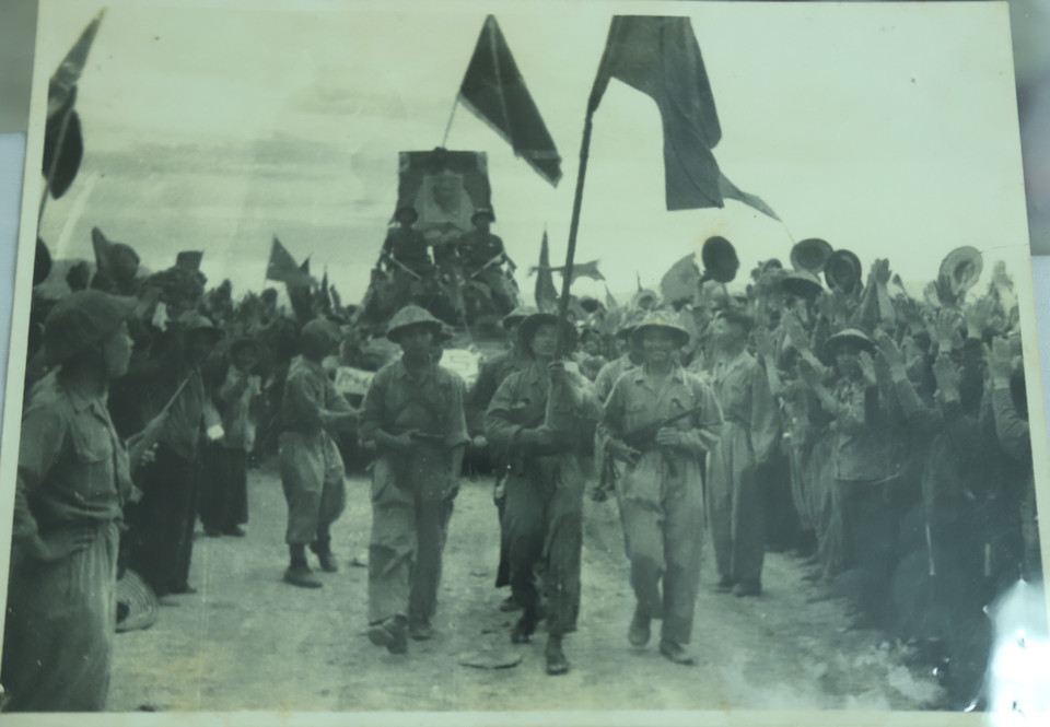 Bộ đội rước ảnh Chủ tịch Hồ Chí Minh trên những chiếc xe tăng chiến lợi phẩm.