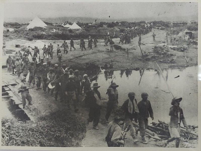 Lính Pháp vẫy cờ trắng đầu hàng năm 1954. (Mục lục ảnh Bộ Ngoại giao)