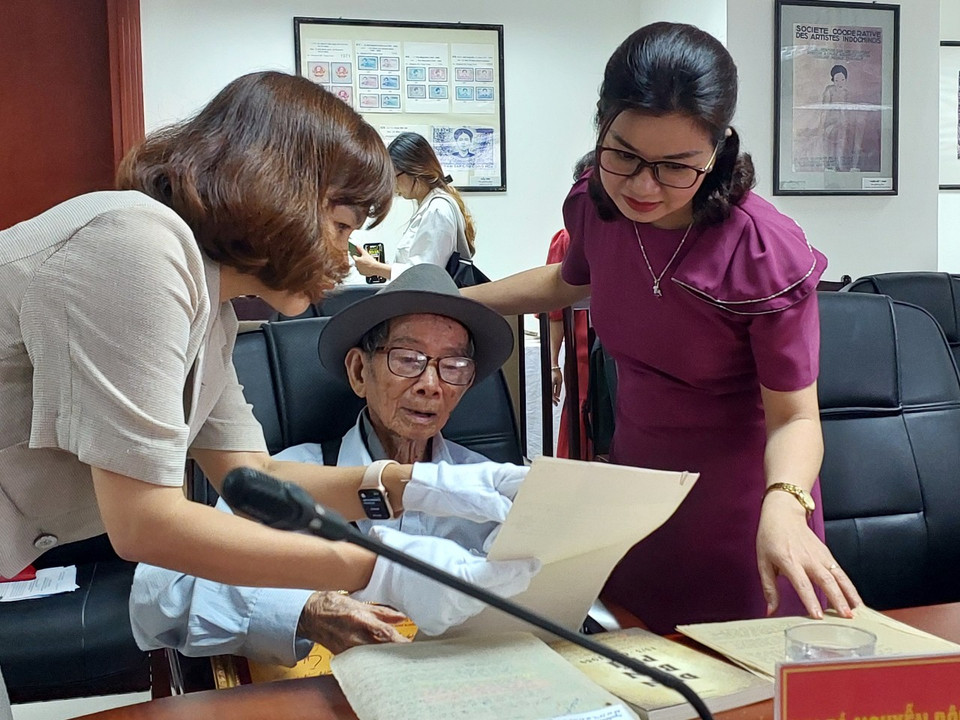 Lãnh đạo Cục Văn thư Lưu trữ Nhà nước và Trung tâm Lưu trữ Quốc gia III trò chuyện cùng Đại tá Nguyễn Bội Giong (giữa), người trực tiếp tham gia Chiến dịch Điện Biên Phủ. (Ảnh: Minh Thu/Vietnam+)