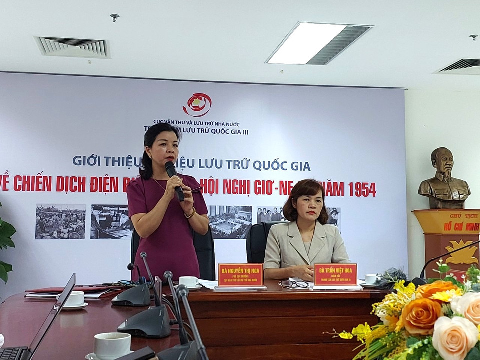 Bà Nguyễn Thị Nga, Phó Cục trưởng Cục Văn thư và Lưu trữ Nhà nước (trái) và bà Trần Việt Hoa, Giám đốc Trung tâm Lưu trữ Quốc gia III (phải) giới thiệu về khối tư liệu. (Ảnh: Minh Thu/Vietnam+)