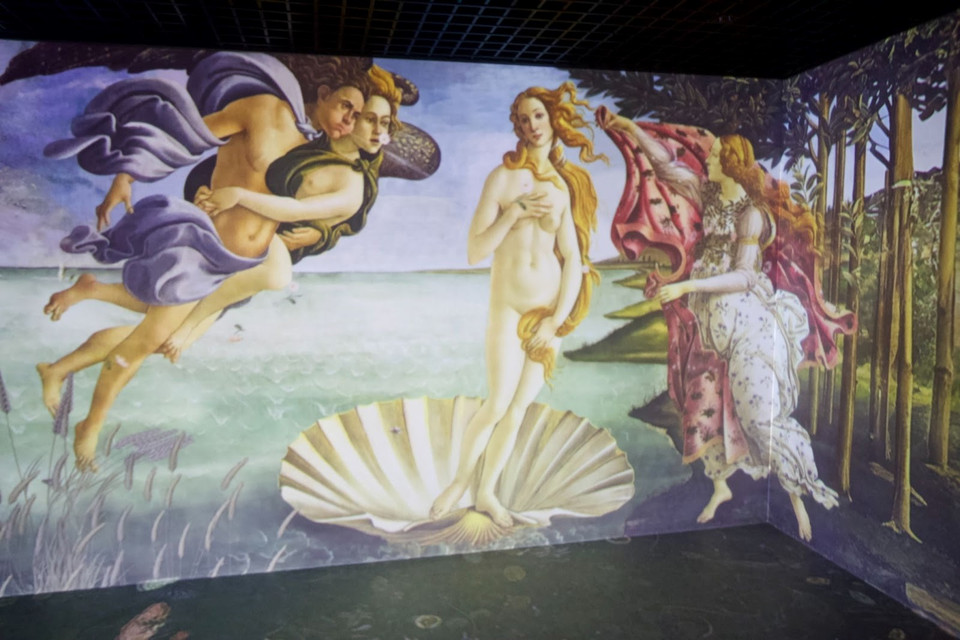 Ngoài ra, trong phòng triển lãm nghệ thuật còn có sự xuất hiện luân phiên của một số tác phẩm khác như “Birth of Venus” sử dụng công nghệ AI Motion để nhân vật trong bức tranh có thể di chuyển sinh động. (Ảnh: Tuấn Anh/Vietnam+)