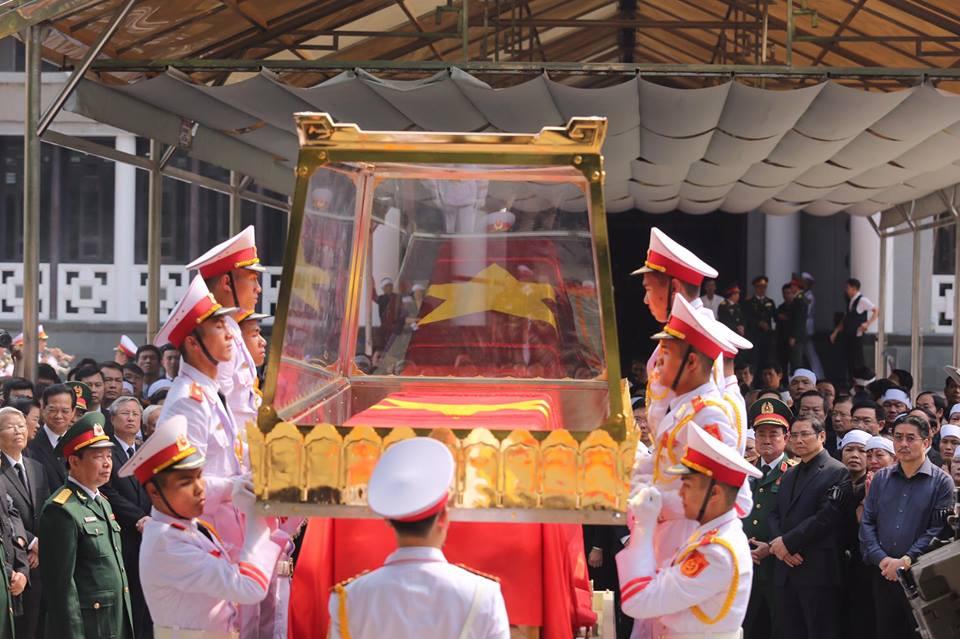 Linh cữu nguyên Tổng Bí thư Đỗ Mười được chuyển ra linh xa (Ảnh: Minh Sơn/Vietnam+)