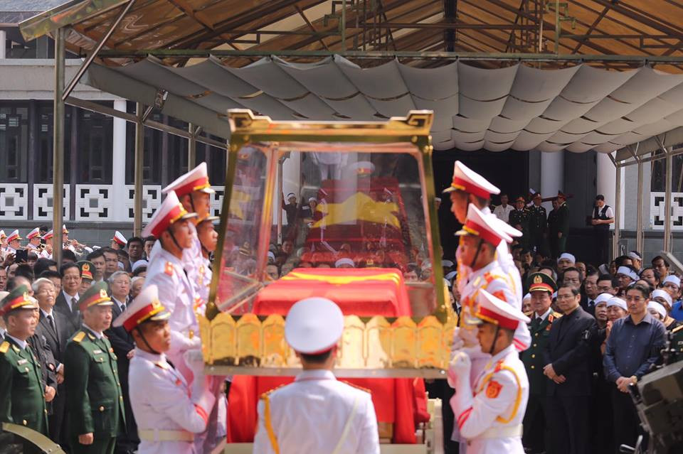 Linh cữu nguyên Tổng Bí thư Đỗ Mười được chuyển ra linh xa (Ảnh: Minh Sơn/Vietnam+)