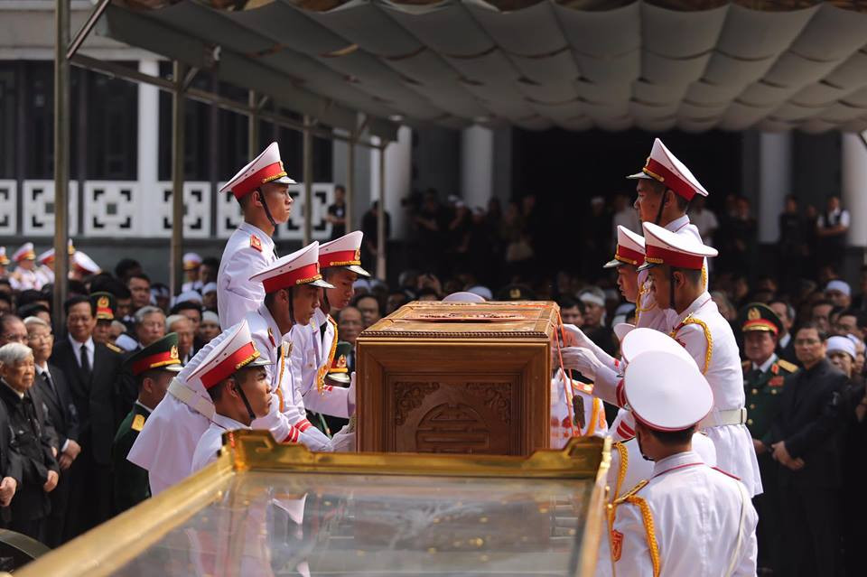 Linh cữu nguyên Tổng Bí thư Đỗ Mười được chuyển ra linh xa (Ảnh: Minh Sơn/Vietnam+)