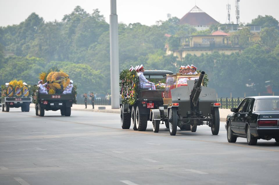 Đoàn xe tang chở linh cữu nguyên Tổng Bí thư Đỗ Mười đi qua Lăng Bác, đưa nguyên Tổng Bí thư về nơi an nghỉ cuối cùng.(Ảnh: Minh Sơn/Vietnam+)