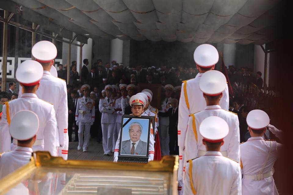 Linh cữu nguyên Tổng Bí thư Đỗ Mười được chuyển ra linh xa (Ảnh: Minh Sơn/Vietnam+)