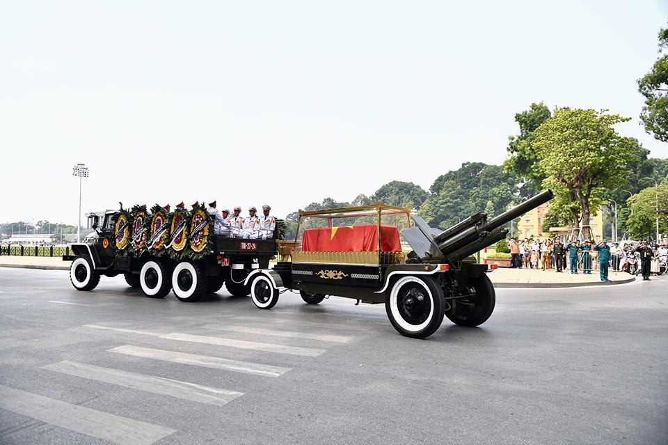 Đoàn xe tang chở linh cữu nguyên Tổng Bí thư Đỗ Mười đi qua Lăng Bác, đưa nguyên Tổng Bí thư về nơi an nghỉ cuối cùng.(Ảnh: Minh Sơn/Vietnam+)