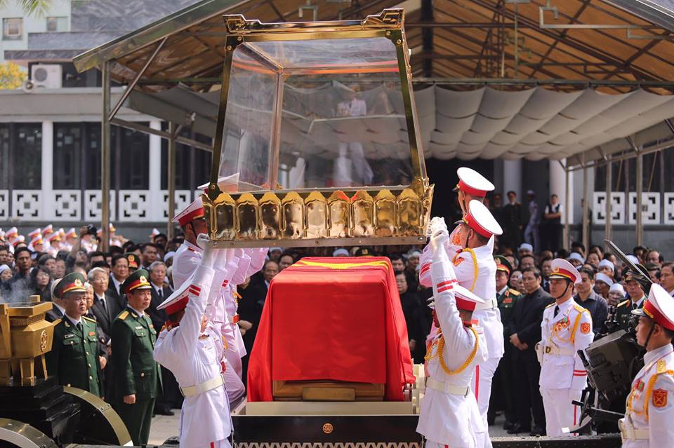 Linh cữu nguyên Tổng Bí thư Đỗ Mười được chuyển ra linh xa (Ảnh: Minh Sơn/Vietnam+)