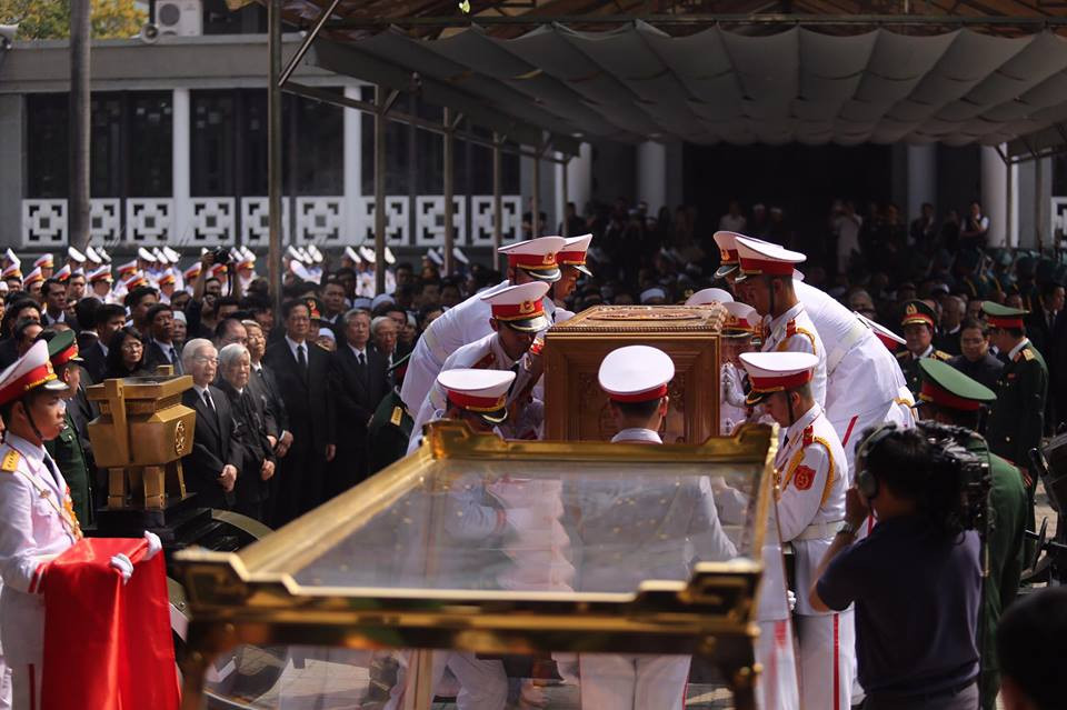 Linh cữu nguyên Tổng Bí thư Đỗ Mười được chuyển ra linh xa (Ảnh: Minh Sơn/Vietnam+)