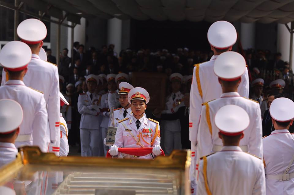 Linh cữu nguyên Tổng Bí thư Đỗ Mười được chuyển ra linh xa (Ảnh: Minh Sơn/Vietnam+)