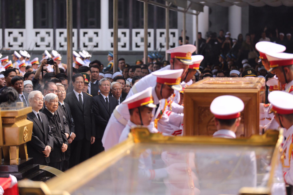 Chuyển linh cữu nguyên Tổng Bí thư Đỗ Mười lên linh xa. (Ảnh: Minh Sơn/Vietnam+)