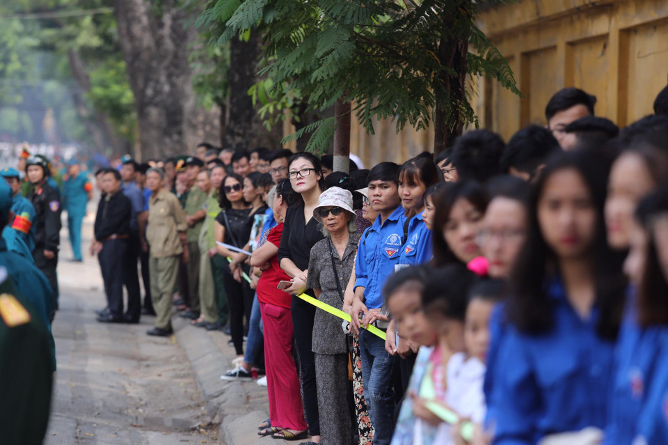 Người dân Thủ đô tiễn đưa nguyên Tổng Bí thư Đỗ Mười. (Ảnh: Minh Sơn/Vietnam+)