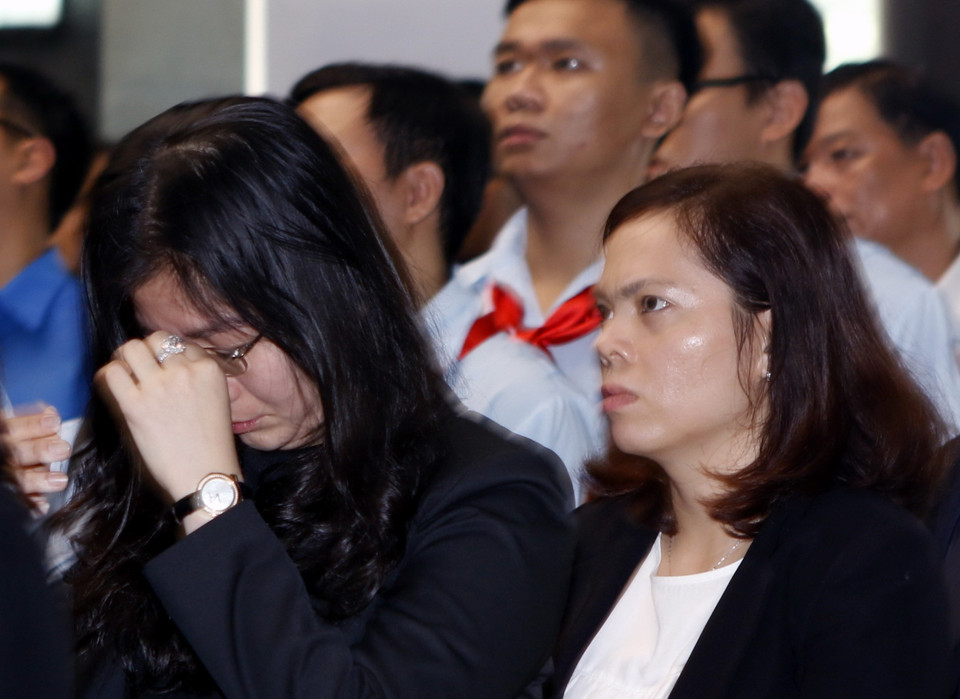 Một nữ đại biểu ở Thành phố Hồ Chí Minh xúc động tại lễ truy điệu nguyên Tổng Bí thư Đỗ Mười. (Nguồn: TTXVN)