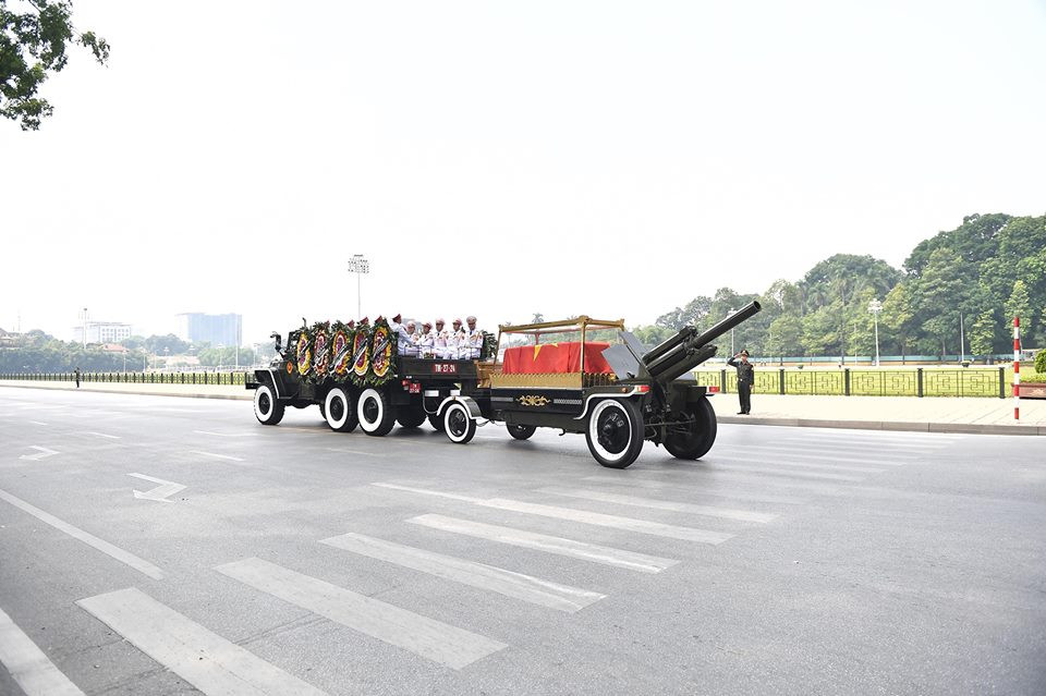 Đoàn xe tang chở linh cữu nguyên Tổng Bí thư Đỗ Mười đi qua Lăng Bác, đưa nguyên Tổng Bí thư về nơi an nghỉ cuối cùng.(Ảnh: Minh Sơn/Vietnam+)