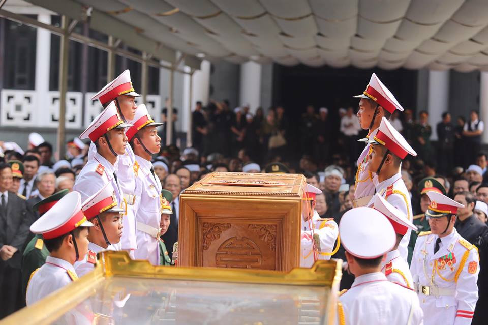 Linh cữu nguyên Tổng Bí thư Đỗ Mười được chuyển ra linh xa (Ảnh: Minh Sơn/Vietnam+)