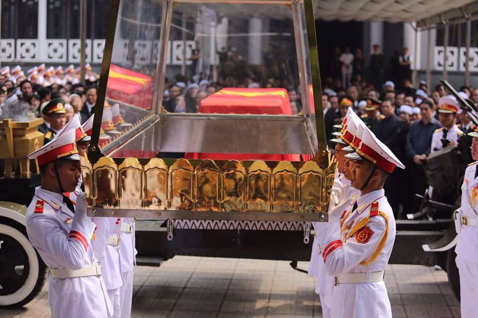 Linh cữu nguyên Tổng Bí thư Đỗ Mười được chuyển ra linh xa (Ảnh: Minh Sơn/Vietnam+)