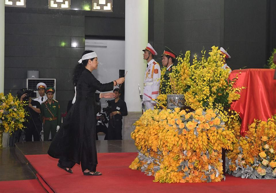 Đại diện gia đình dâng hương tiễn biệt nguyên Tổng Bí thư Đỗ Mười. (Ảnh: Minh Sơn/Vietnam+)
