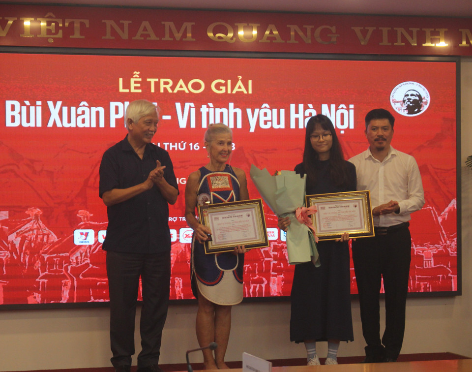 Giải tác phẩm thứ hai thuộc về Triển lãm ảnh Hanoi Streets 1985-2015: In The Years Of Forgetting (Hà Nội 1985 - 2015: Những năm tháng bị lãng quên) của William E. Crawford do Không gian nghệ thuật Manzi, Phòng tranh Art Vietnam phối hợp tổ chức với sự tài trợ của Đại sứ quán Mỹ tại Việt Nam. (Ảnh: Minh Anh/Vietnam+)