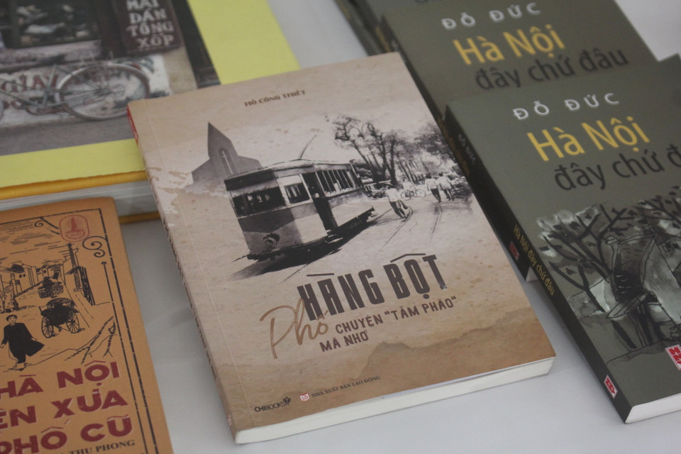 Giải thưởng Tác phẩm - Vì tình yêu Hà Nội được trao cho 2 tác phẩm. Đầu tiên là cuốn sách ‘‘Hàng Bột, chuyện ‘tầm phào’ mà nhớ’’ của Hồ Công Thiết. Tác giả không may đã qua đời từ đầu năm, song ông vẫn còn đau đáu với cuối sách đến những ngày tháng cuối cùng... (Ảnh: Minh Anh/Vietnam+)