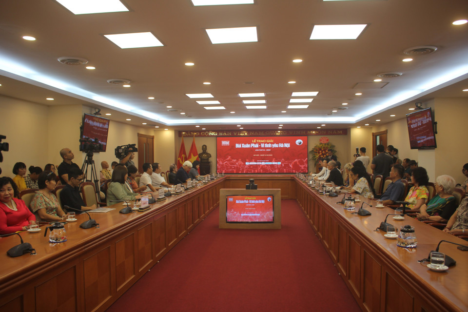 Chiều ngày 5/10 tại Trung tâm Thông tấn Quốc gia (số 5 Lý Thường Kiệt, Hà Nội) đã diễn ra Lễ trao giải Bùi Xuân Phái-Vì tình yêu Hà Nội lần thứ 16. Sự kiện do báo Thể thao và Văn hóa tổ chức, thực hiện liên tục từ 2008-2023. (Ảnh: Minh Anh/Vietnam+)