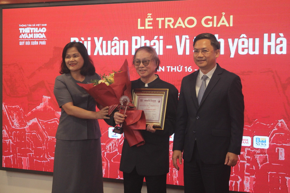 Giải thưởng quan trọng nhất năm nay - Giải thưởng Lớn đã được trao cho Đạo diễn-Nghệ sỹ Nhân dân Đặng Nhật Minh nhờ những đóng góp cả đời của ông cho Thành phố Hà Nội, thể hiện qua lĩnh vực văn học và điện ảnh. (Ảnh: Minh Anh/Vietnam+)