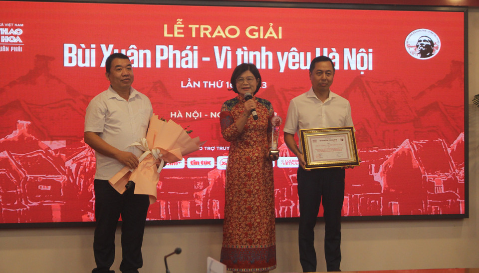 Giải thưởng Ý tưởng - Vì tình yêu Hà Nội năm nay dành cho Chủ trương và các bước chuẩn bị tích cực của Thành phố Hà Nội, Trường Đại học Thủ đô Hà Nội cùng các đơn vị liên quan nhằm đưa môn Hà Nội học thành một môn học trong giáo dục phổ thông tại Hà Nội. (Ảnh: Minh Anh/Vietnam+)