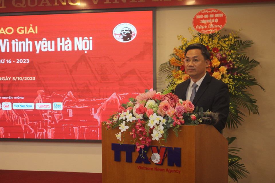 Phó Chủ tịch Ủy ban Nhân dân Thành phố Hà Nội - ông Hà Minh Hải cũng tiếp tục khẳng định về những đóng góp của giải thưởng. ''Với quá trình 16 năm hình thành và phát triển, nhiều tác giả, tác phẩm tham gia giải thưởng đã trở thành biểu tượng, thành một trong những nét văn hóa độc đáo, là điểm riêng có của Thủ đô Hà Nội với bạn bè trong nước và quốc tế,'' ông Hà Minh Hải nhận xét. (Ảnh: Minh Anh/Vietnam+)