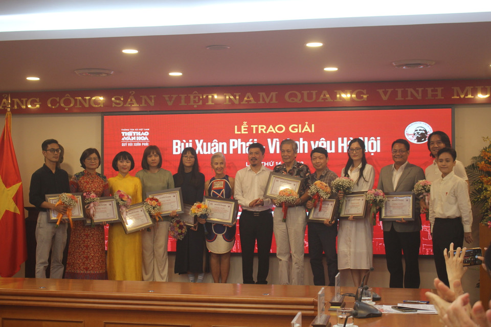 Đại diện các đề cử lên nhận bằng khen của Ban Tổ chức Giải thưởng. (Ảnh: Minh Anh/Vietnam+) 