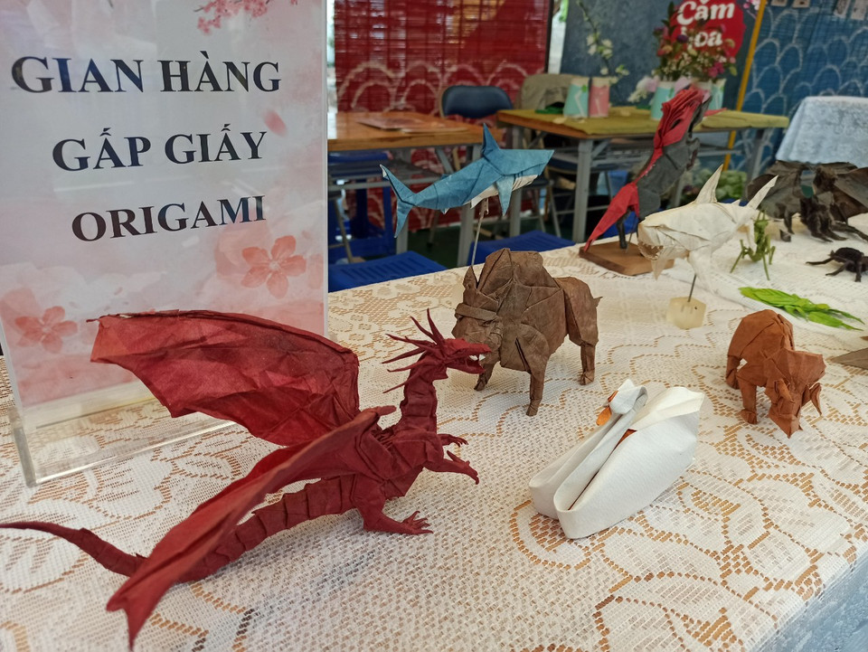 Những sản phẩm Origami - đặc trưng văn hóa Nhật Bản - được gấp từ giấy dó - nét văn hóa dân gian đặc sắc của Việt Nam. (Ảnh: Phạm Mai/Vietnam+)