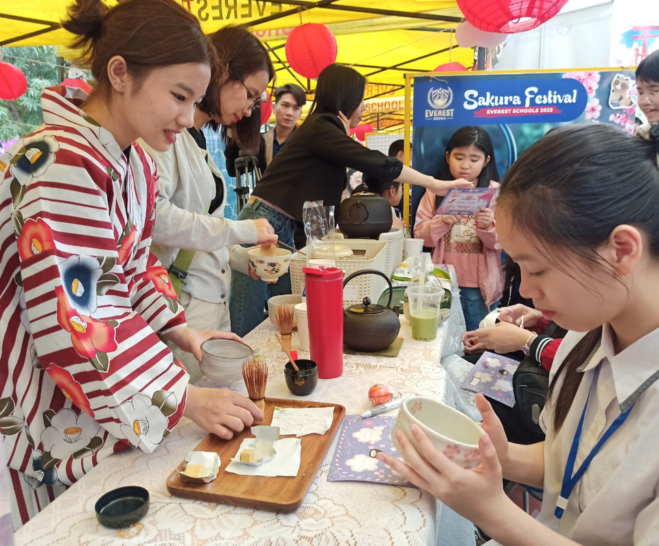 Học tiếng Nhật nhưng đây là lần đầu tiên Phạm Hà Vy, học sinh Trường Trung học cơ sở Phương Mai được uống trà theo phong cách Nhật. “Em thấy trà đạo của Nhật Bản khá giống trà lá ở Việt Nam, có chút vị đắng và vị ngọt", Vy chia sẻ. (Ảnh: Phạm Mai/Vietnam+)