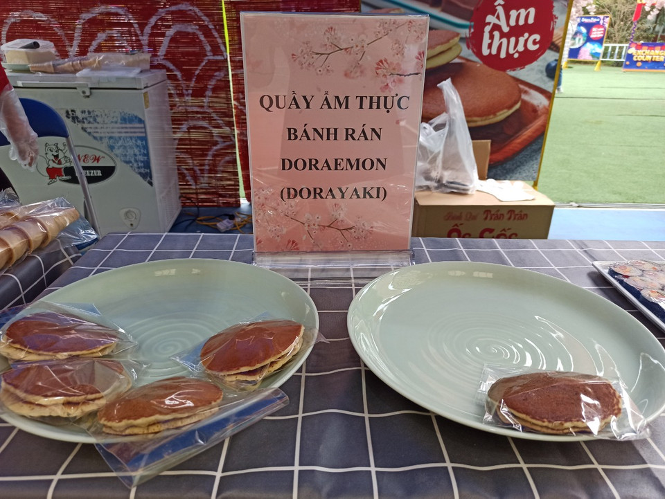 Bánh rán Doremon trong bộ truyện tranh nổi tiếng của Nhật Bản cũng là món "cháy hàng" tại sự kiện. (Ảnh: Phạm Mai/Vietnam+)