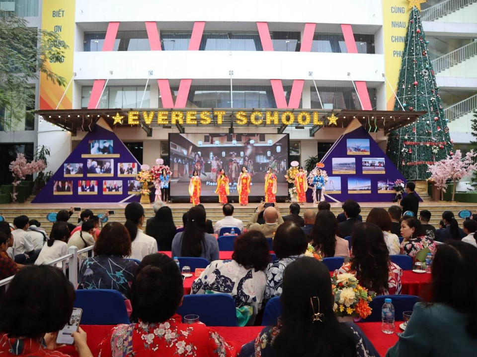 Sáng nay, 18/3, hàng trăm học sinh đến từ nhiều trường có đào tạo tiếng Nhật trên địa bàn Thủ đô đã tập trung về Trường Everest để trải nghiệm văn hóa Nhật Bản trong chương trình Lễ hội Hoa anh đào do trường tổ chức. (Ảnh: Phạm Mai/Vietnam+)
