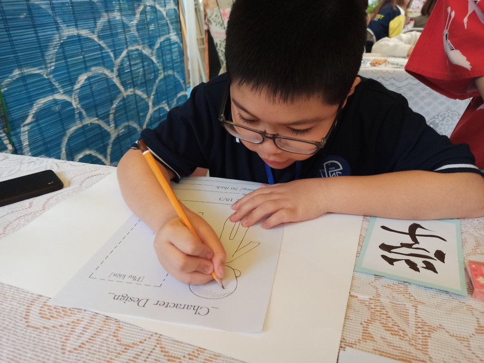 ...và vẽ tranh theo phong cách Nhật. (Ảnh: Phạm Mai/Vietnam).