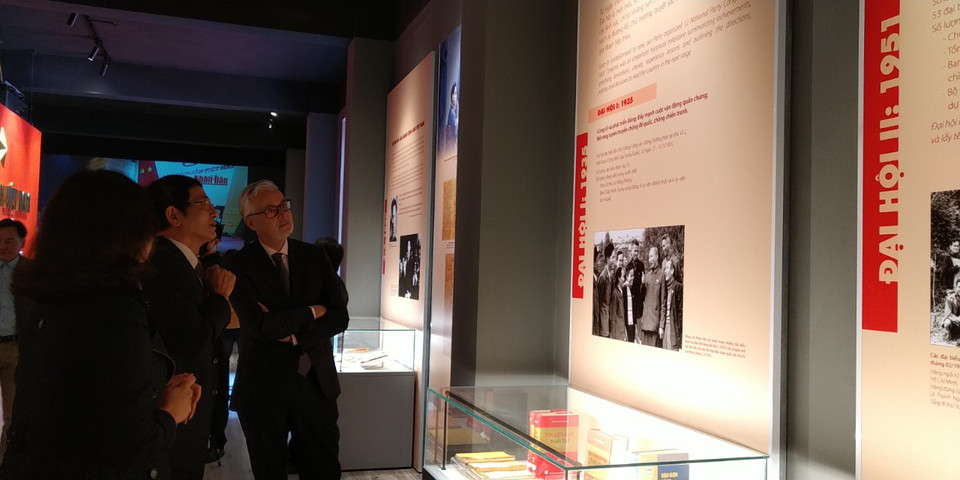 Khách tham quan triển lãm. (Ảnh: Minh Thu/Vietnam+)