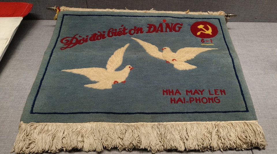 Tấm thảm len do công nhân Nhà máy Len Hải Phòng tặng Đại hội Đại biểu toàn quốc lần thứ III của Đảng tháng 9 năm 1960. (Ảnh: Minh Thu/Vietnam+)