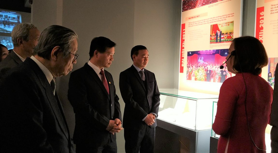 Giám đốc Bảo tàng Lịch sử Quốc gia (thứ hai từ phải sang) và các đại biểu tham dự lễ khai mạc. (Ảnh: Minh Thu/Vietnam+)