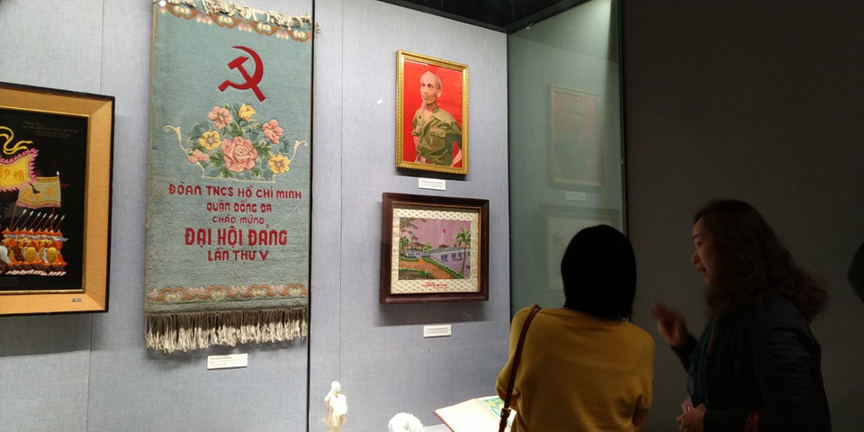 Khách tham quan triển lãm được hiểu hơn về lịch sử các kỳ Đại hội Đảng. (Ảnh: Minh Thu/Vietnam+)