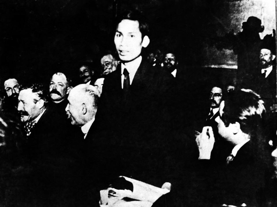 Đại biểu Nguyễn Ái Quốc phát biểu tại Đại hội lần thứ 18 Đảng Xã hội Pháp tại Tour (Pháp), tháng 12/1920. Tư liệu của Bảo tàng Lịch sử Quốc gia.
