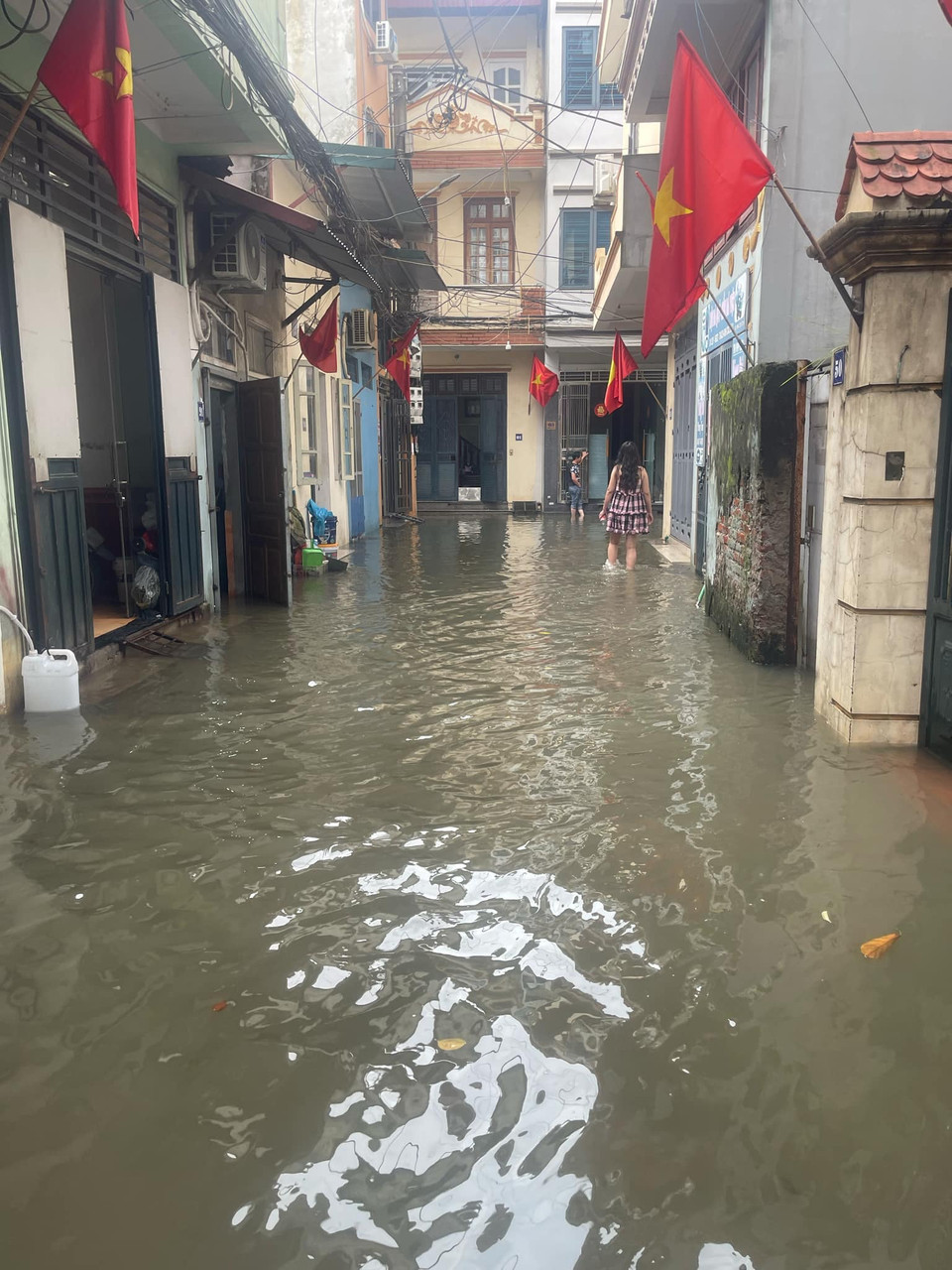 Mưa to khiến nước sông Nhuệ dâng cao, gây ngập tại Ngõ 4, Cầu Bươu, Thanh Trì. (Ảnh: PV/Vietnam+)