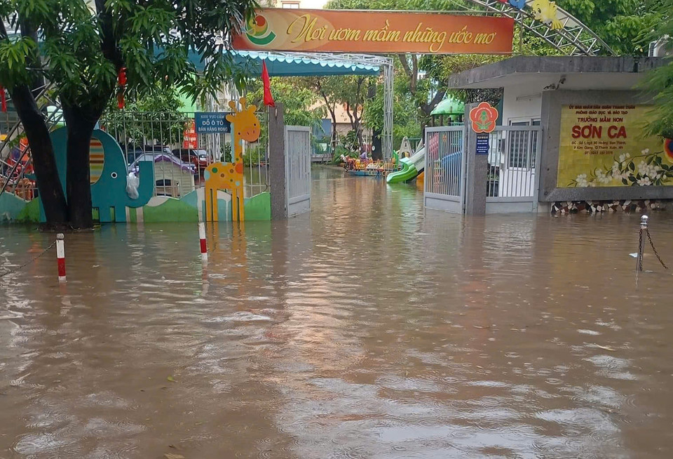 Trường mầm non đầu ngõ 80 Hoàng Đạo Thành ngập nặng. (Ảnh: Người dân cung cấp)