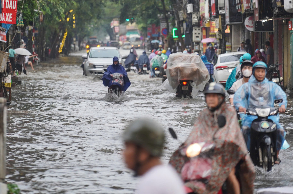 Phố Nguyễn Tuân, nước ngập cũng dâng cao ngang bánh xe. (Ảnh: PV/Vietnam+)